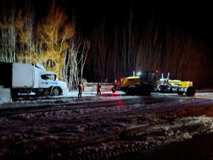 Vialidad Provincial asistió a un camión de reparto tras un vuelco en la Ruta Provincial Nº 43