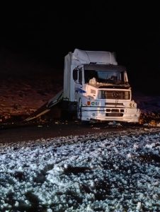 Vialidad Provincial asistió a un camión de reparto tras un vuelco en la Ruta Provincial Nº 43