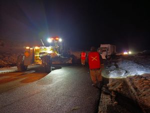 Vialidad Provincial asistió a un camión de reparto tras un vuelco en la Ruta Provincial Nº 43