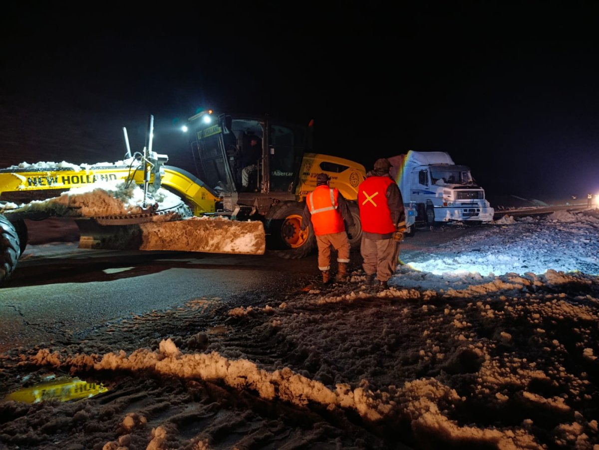 personal técnico del Distrito Vial Perito Moreno desplego operativo de auxilio.