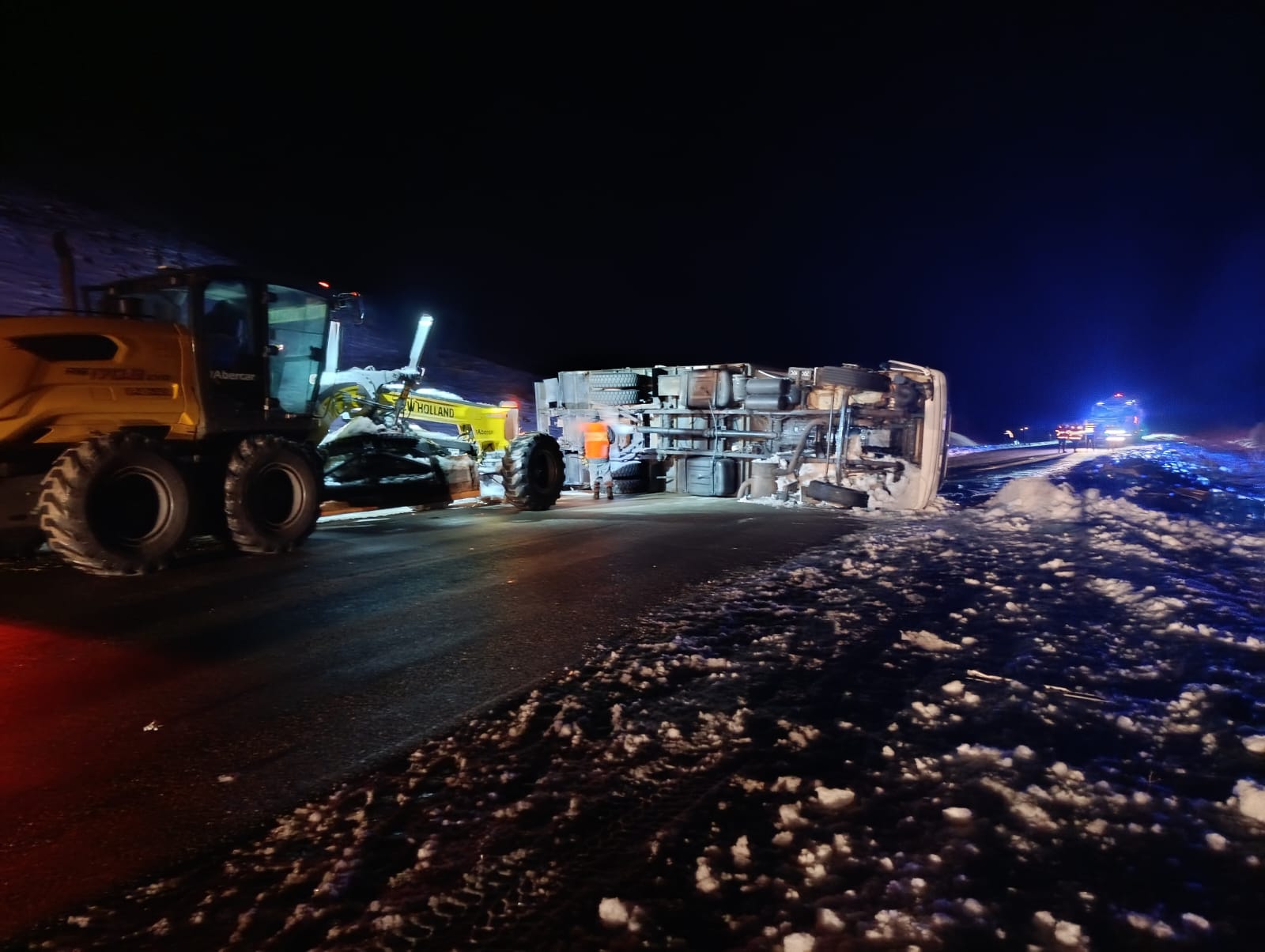 Vialidad Provincial asistió a un camión de reparto tras un vuelco en la Ruta Provincial Nº 43