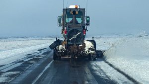 Vialidad Provincial intensifica el despeje de nieve para garantizar la transitabilidad de las rutas y el acceso a la Escuela Fuentes del Coyle 