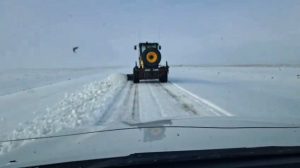 Vialidad Provincial intensifica el despeje de nieve para garantizar la transitabilidad de las rutas y el acceso a la Escuela Fuentes del Coyle 