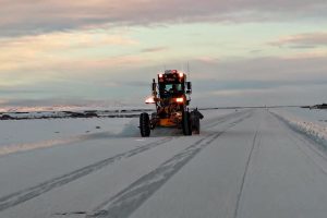 Vialidad Provincial intensifica el despeje de nieve para garantizar la transitabilidad de las rutas y el acceso a la Escuela Fuentes del Coyle 