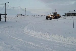 Vialidad Provincial intensifica el despeje de nieve para garantizar la transitabilidad de las rutas y el acceso a la Escuela Fuentes del Coyle 