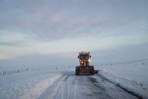 Vialidad Provincial intensifica el despeje de nieve para garantizar la transitabilidad de las rutas y el acceso a la Escuela Fuentes del Coyle 