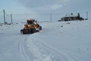 Vialidad Provincial intensifica el despeje de nieve para garantizar la transitabilidad de las rutas y el acceso a la Escuela Fuentes del Coyle 