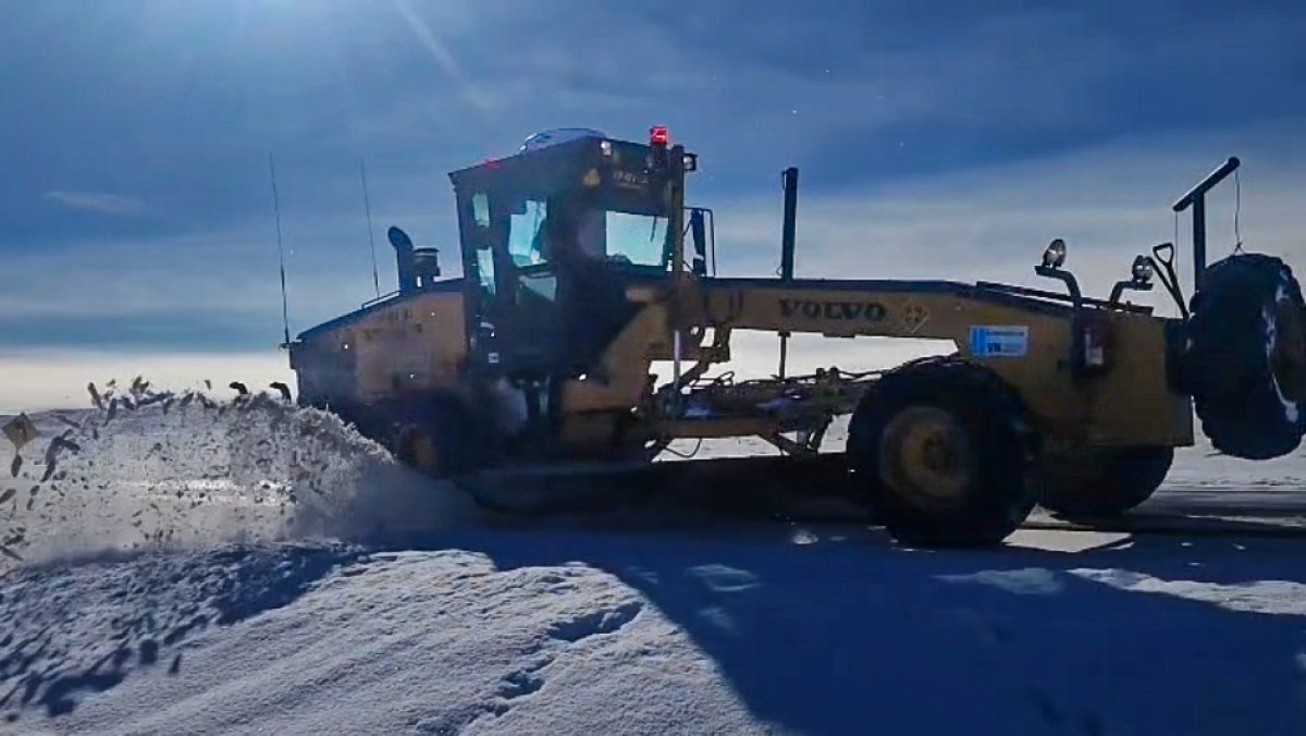 Vialidad Provincial intensifica el despeje de nieve para garantizar la transitabilidad de las rutas y el acceso a la Escuela Fuentes del Coyle