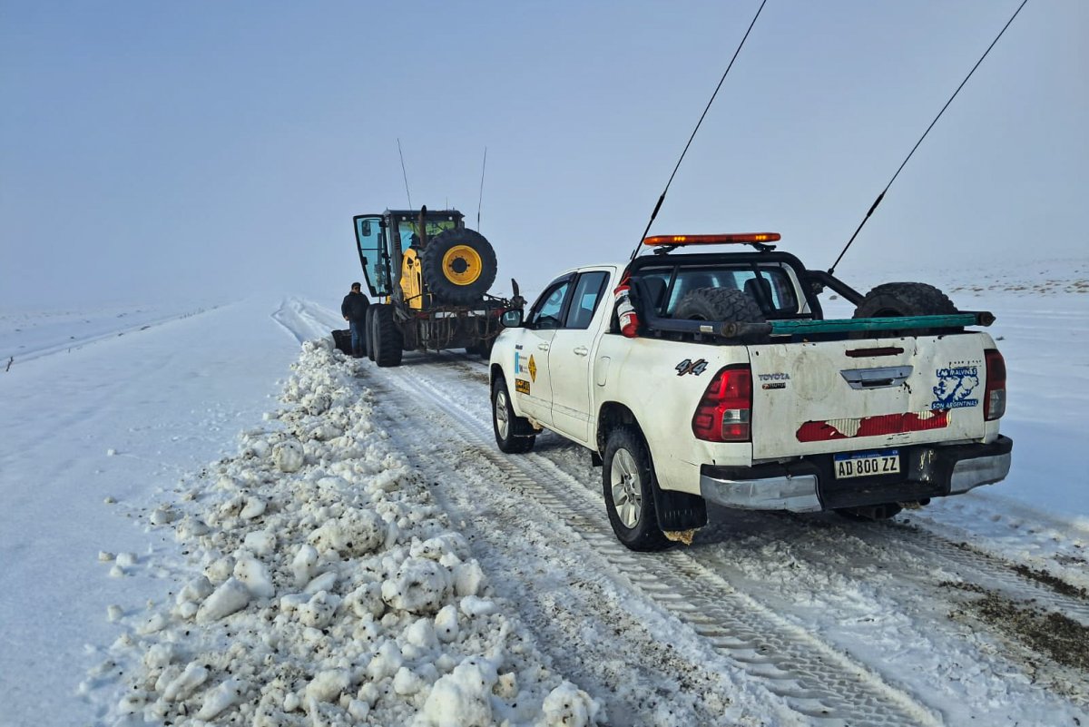 Vialidad Provincial intensifica el despeje de nieve para garantizar la transitabilidad de las rutas y el acceso a la Escuela Fuentes del Coyle