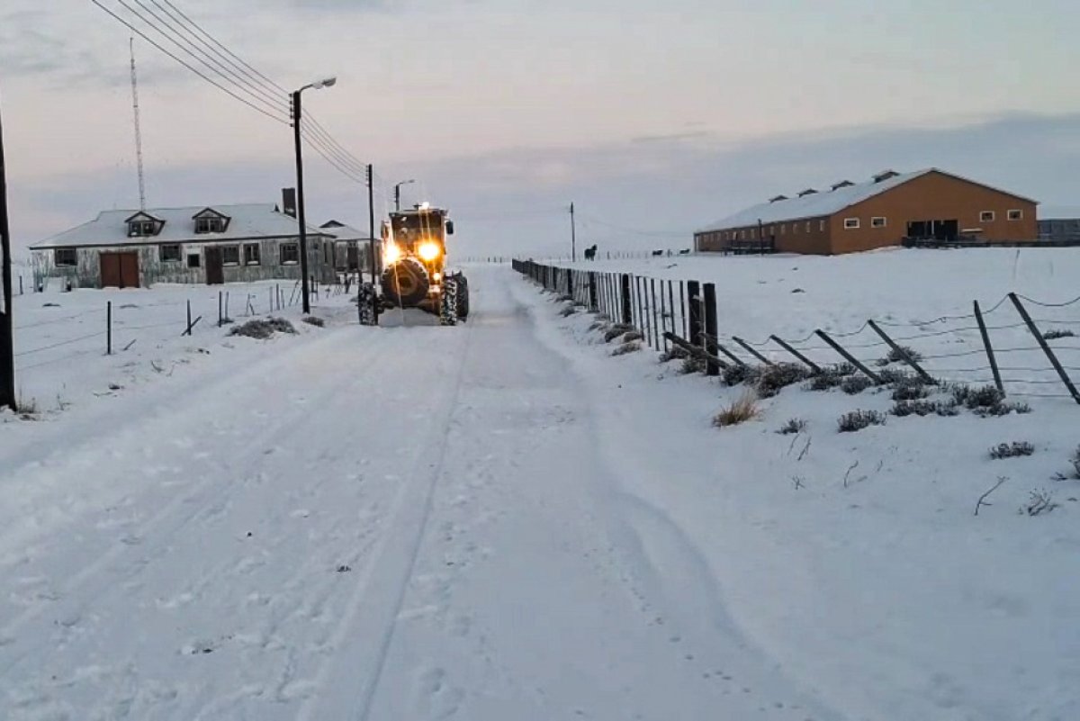Vialidad Provincial intensifica el despeje de nieve para garantizar la transitabilidad de las rutas y el acceso a la Escuela Fuentes del Coyle
