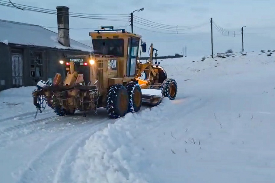 Vialidad Provincial intensifica el despeje de nieve para garantizar la transitabilidad de las rutas y el acceso a la Escuela Fuentes del Coyle