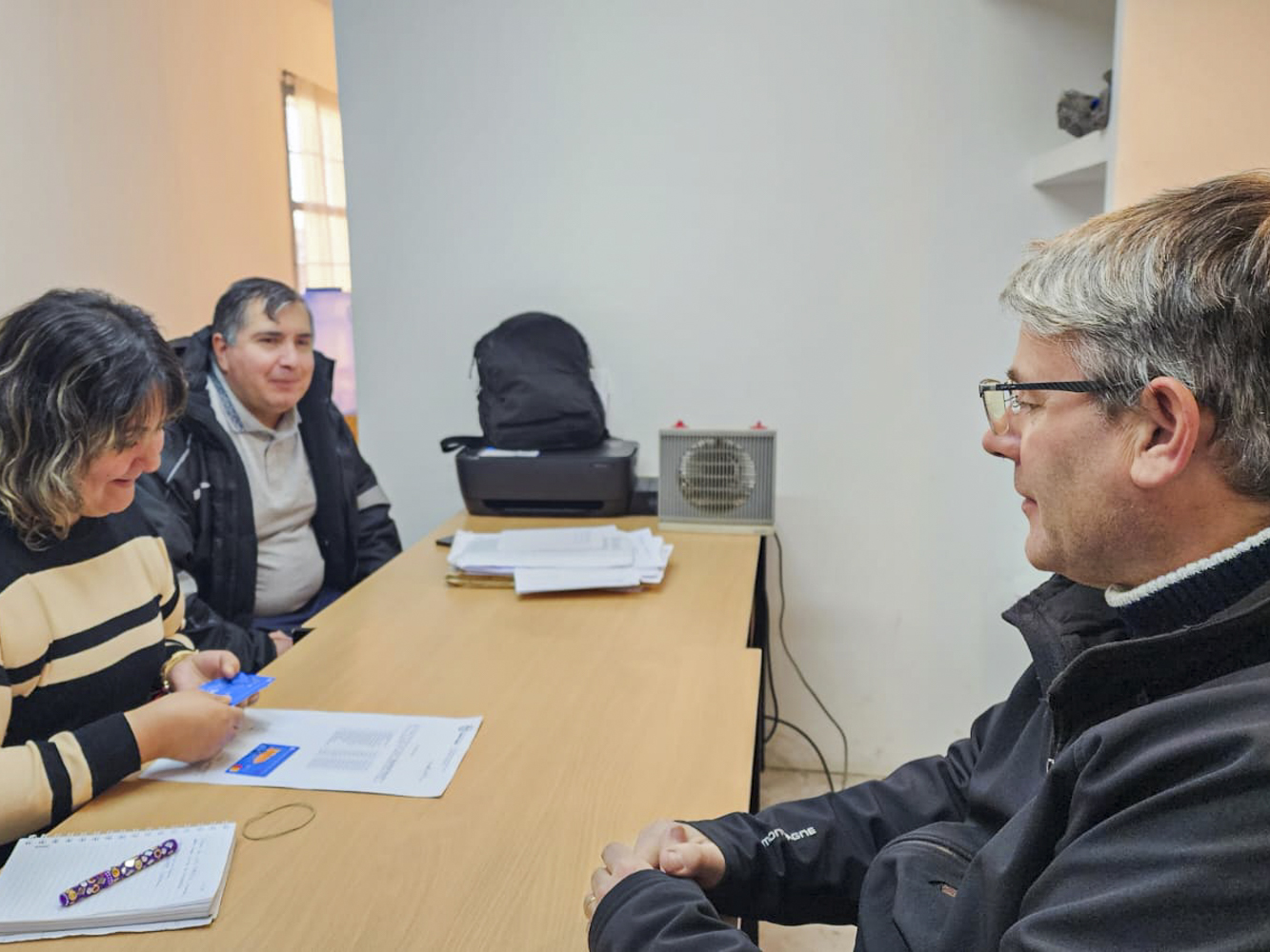 El Gobierno Provincial fortalece la presencia territorial con la entrega de tarjetas sociales y acciones del plan invernal 2026