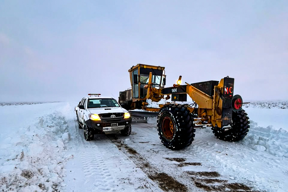 Distrito Vial Río Gallegos realizó tareas de despeje sobre la Ruta Provincial N°2