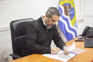 Políticas de Niñez: El Gobierno de Santa Cruz firmó  convenio PAINA con la comuna de Lago Posadas