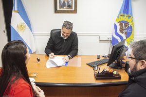 Políticas de Niñez: El Gobierno de Santa Cruz firmó  convenio PAINA con la comuna de Lago Posadas