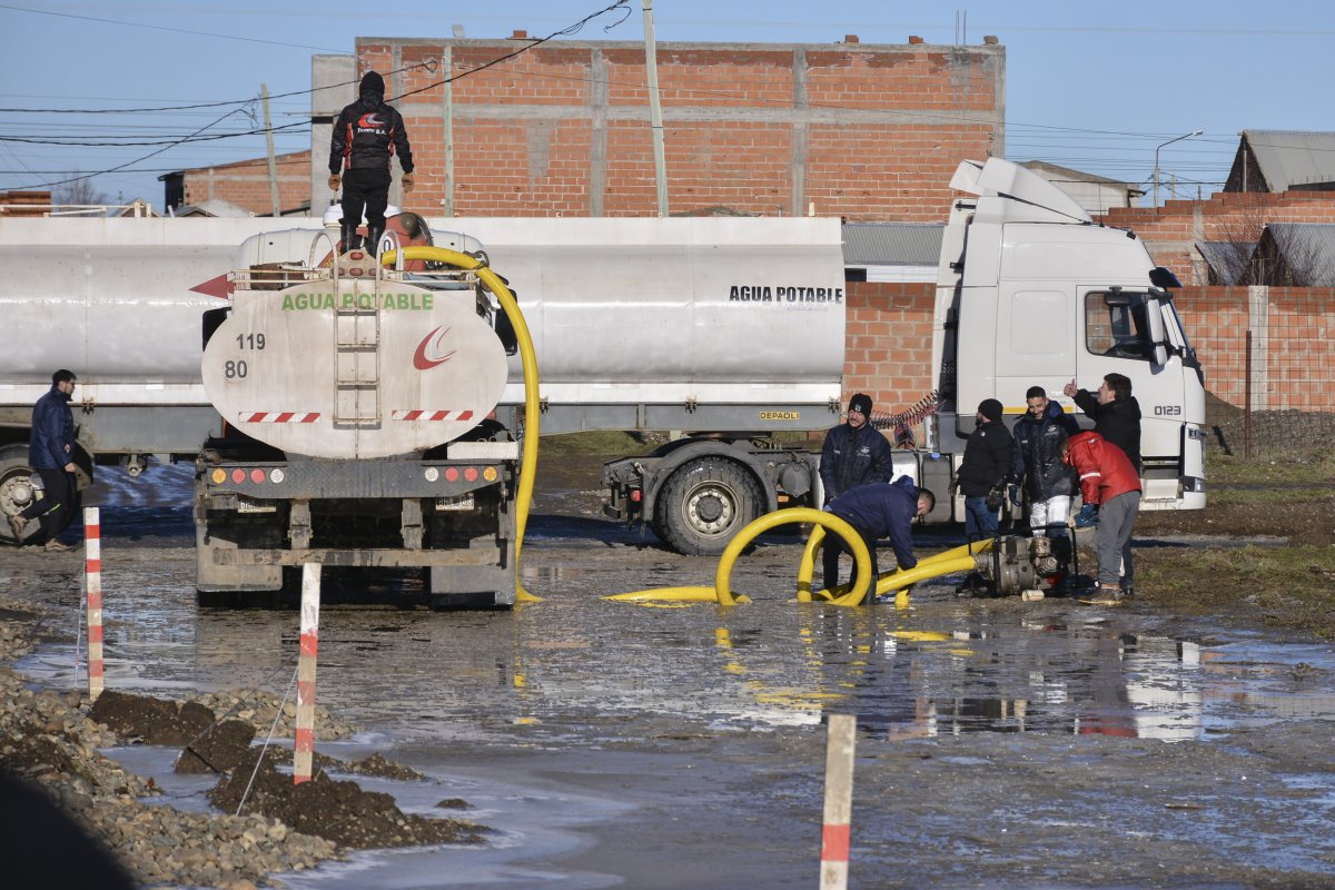 Personal y maquinaria del Gobierno Provincial trabajaron intensamente toda la semana para retirar el agua acumulada de algunas calles
