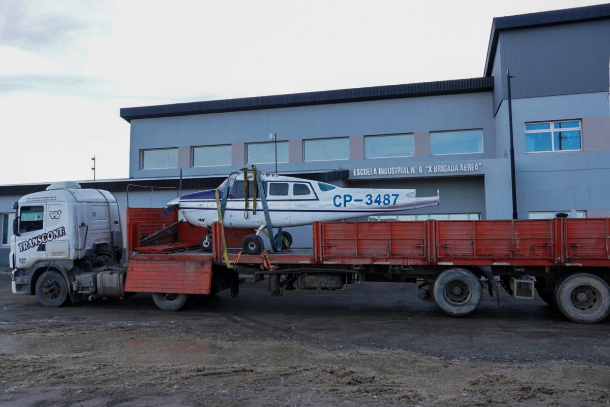 El Consejo Provincial de Educación completó el traslado de la aeronave Cessna a la Escuela Industrial N° 6