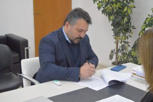 Firmaron un nuevo convenio para garantizar el servicio de limpieza integral en Caleta Olivia