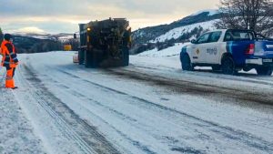 Vialidad Provincial intensifica los trabajos de despeje de nieve y prevención de hielo en las rutas santacruceñas