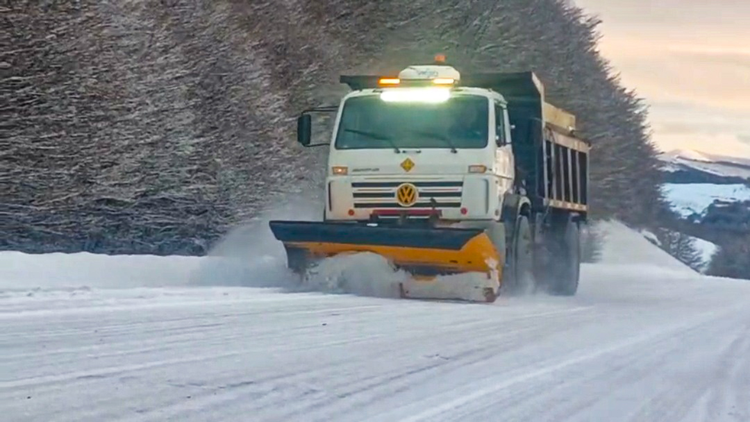 Vialidad Provincial intensifica los trabajos de despeje de nieve y prevención de hielo en las rutas santacruceñas