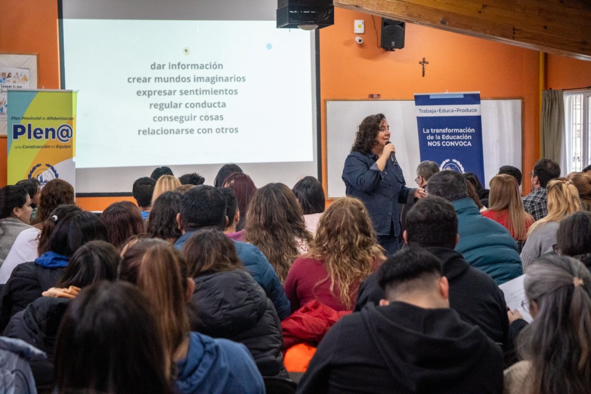 Educación continúa fortaleciendo la alfabetización inicial docente en Santa Cruz