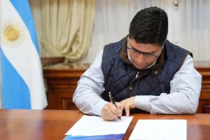 Vidal y Galarza firmaron el acuerdo para construir 10 viviendas en Cañadón Seco
