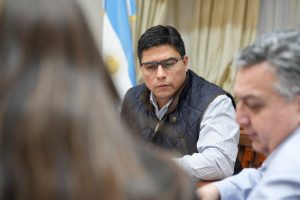 Vidal y Galarza firmaron el acuerdo para construir 10 viviendas en Cañadón Seco