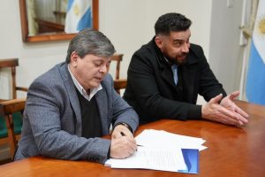Vidal y Galarza firmaron el acuerdo para construir 10 viviendas en Cañadón Seco