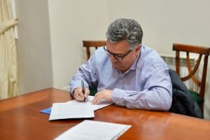 Vidal y Galarza firmaron el acuerdo para construir 10 viviendas en Cañadón Seco