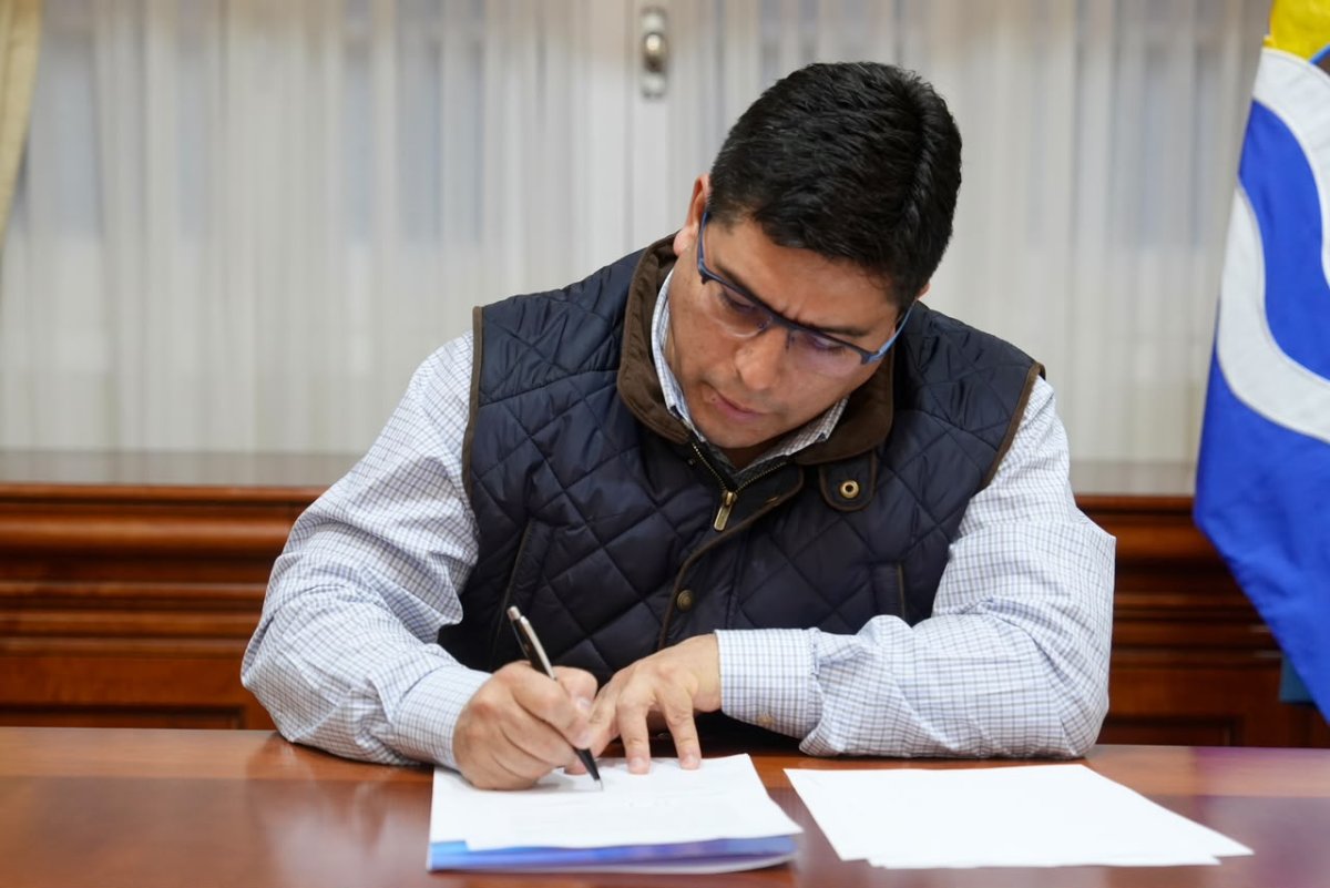 Vidal y Galarza firmaron el acuerdo para construir 10 viviendas en Cañadón Seco