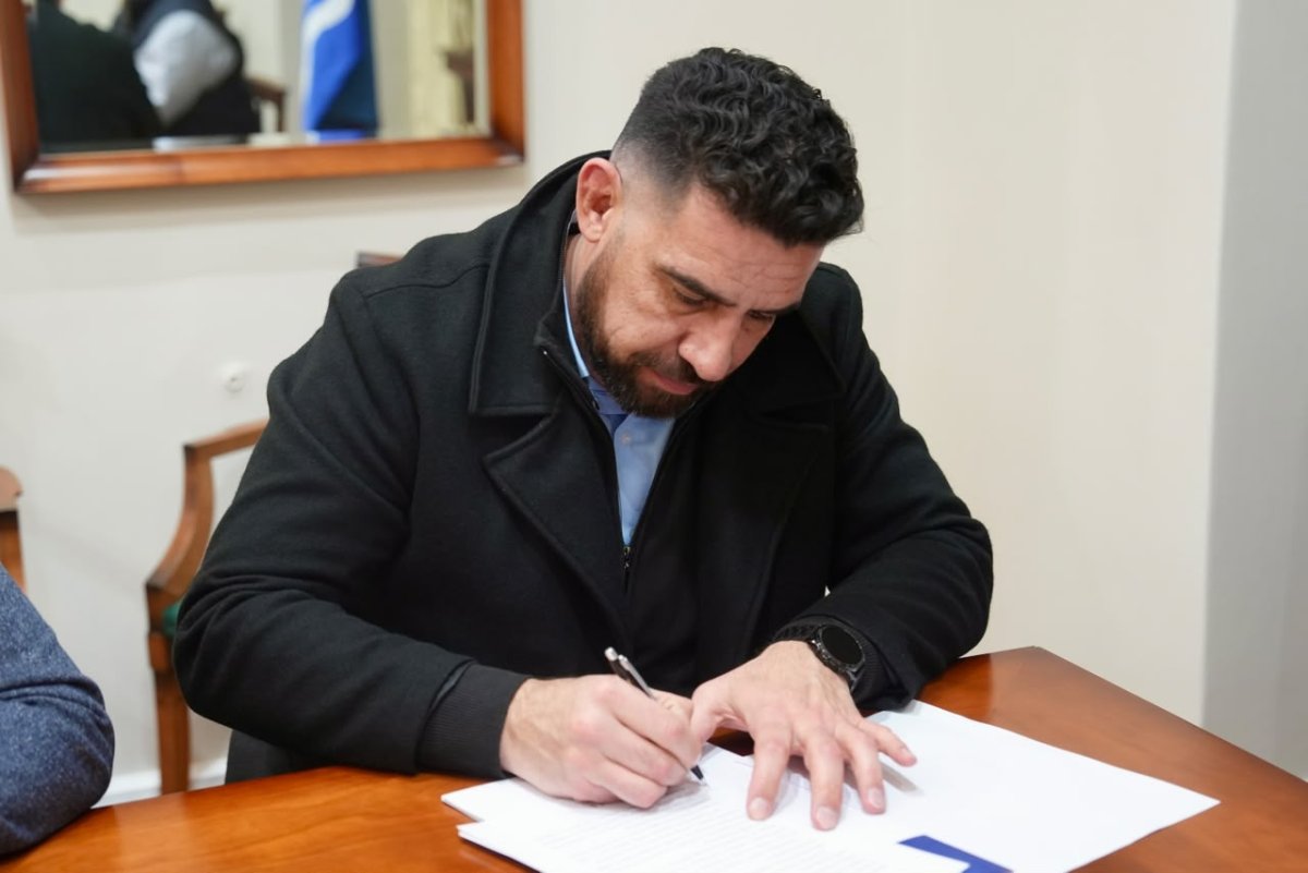 Vidal y Galarza firmaron el acuerdo para construir 10 viviendas en Cañadón Seco