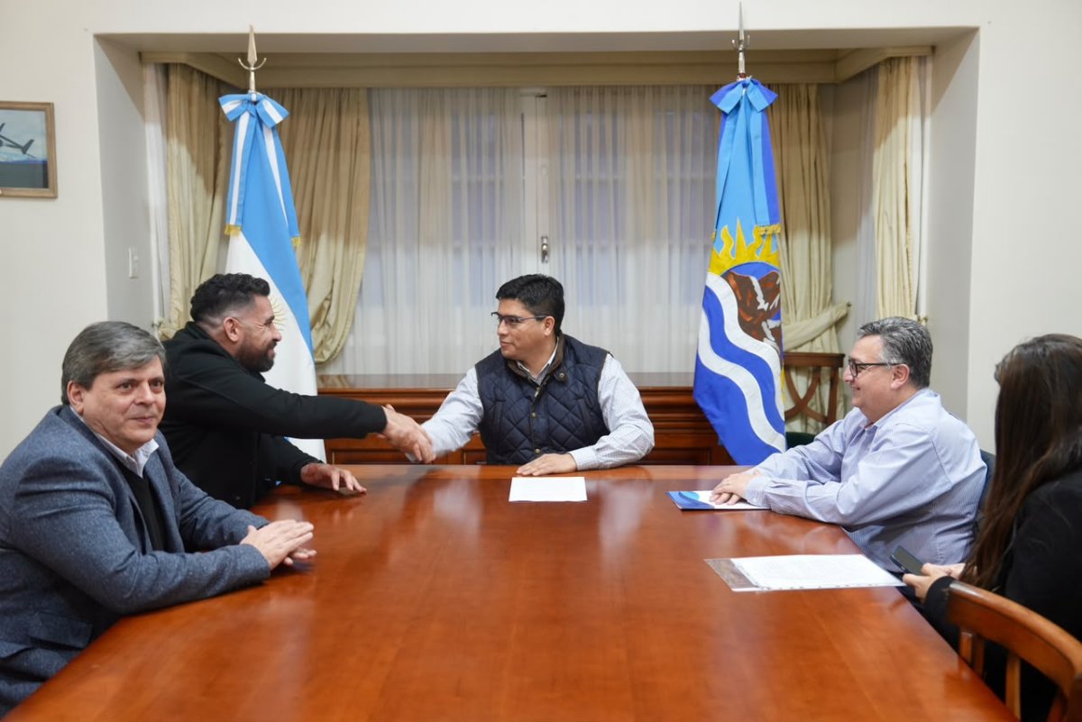 Vidal y Galarza firmaron el acuerdo para construir 10 viviendas en Cañadón Seco