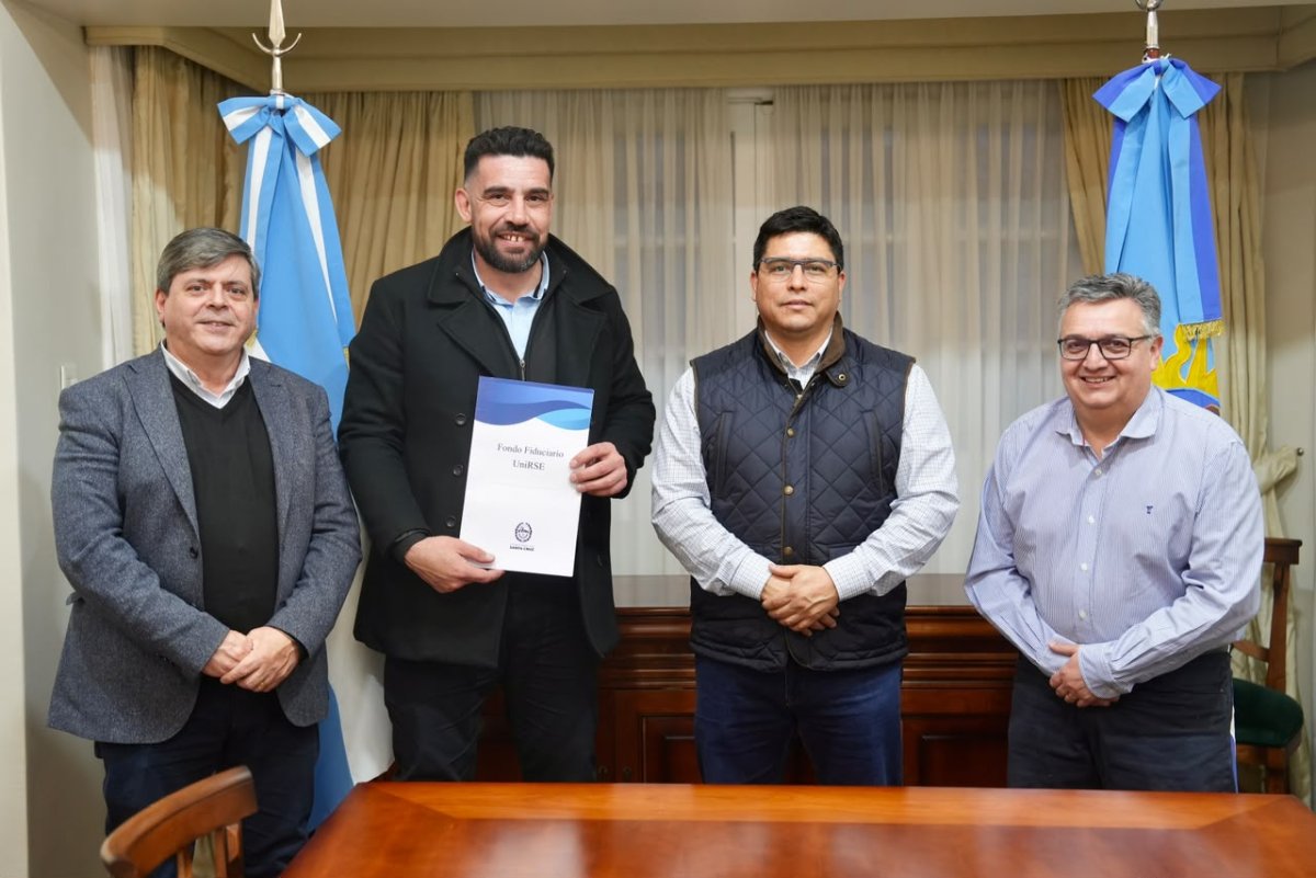 Vidal y Galarza firmaron el acuerdo para construir 10 viviendas en Cañadón Seco
