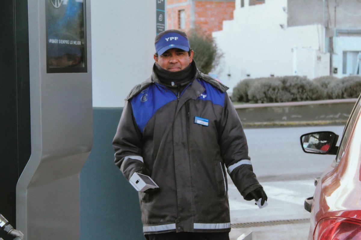 Alcides Narváez, trabaja de playero en el centro de Río Gallegos.