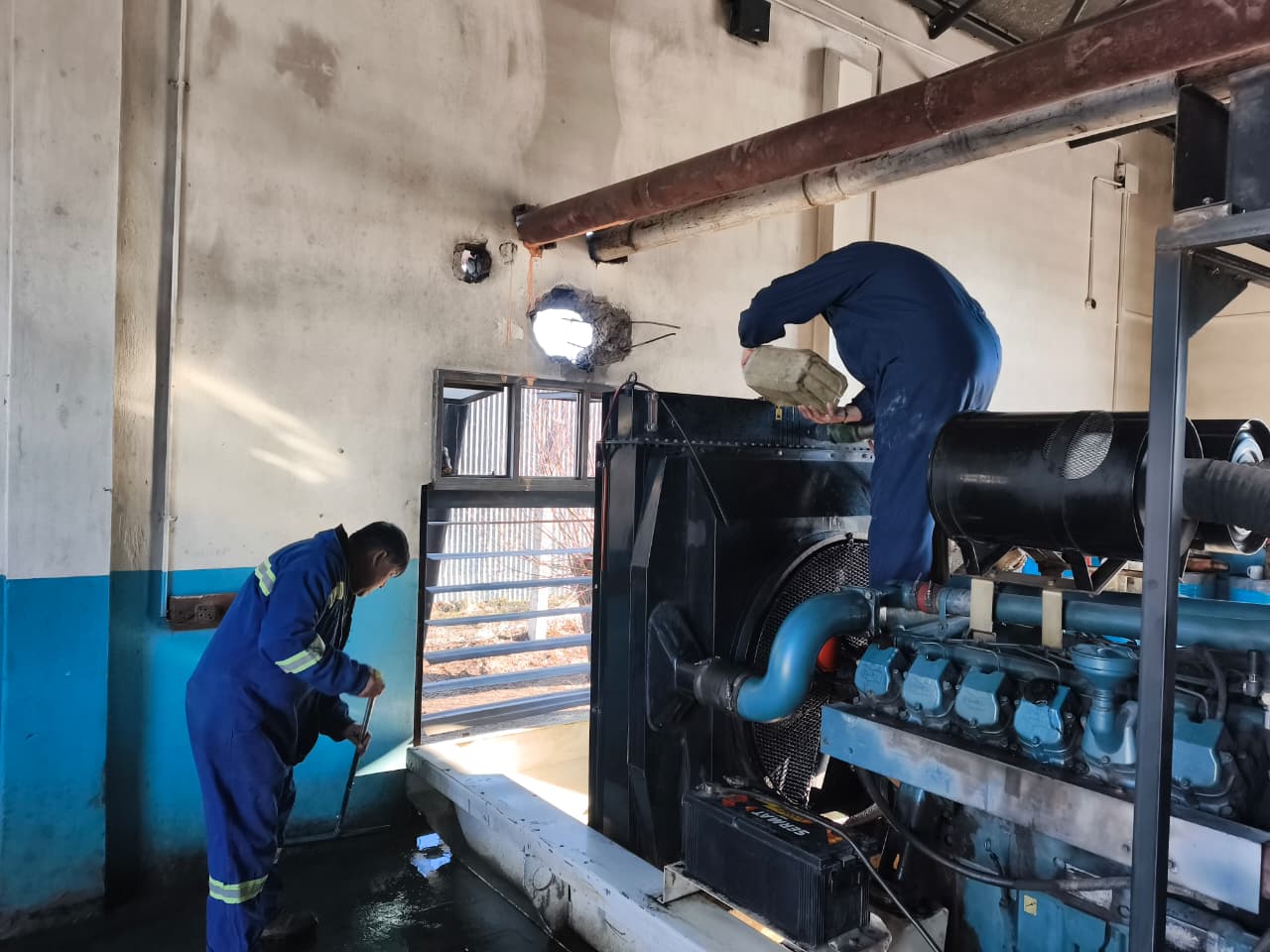 Servicios Públicos realizó trabajos de mantenimiento en grupos generadores de Lago Posadas