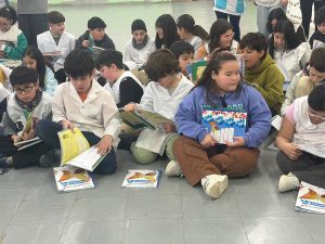 Distribución de libros pedagógicos en escuelas primarias de toda la provincia