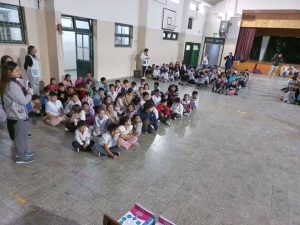 Distribución de libros pedagógicos en escuelas primarias de toda la provincia