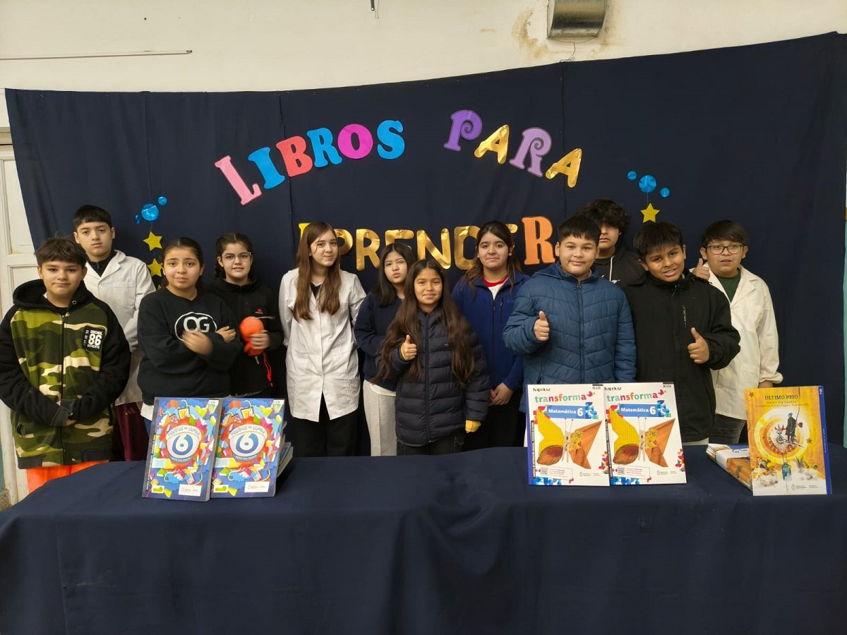 Distribución de libros pedagógicos en escuelas primarias de toda la provincia