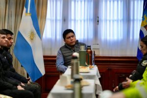Vidal inició una ronda de diálogo directo con las fuerzas de seguridad de Santa Cruz 