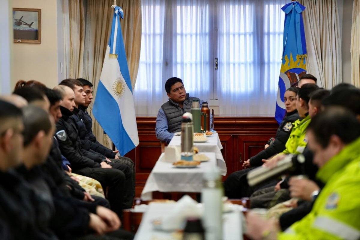 Vidal inició una ronda de diálogo directo con las fuerzas de seguridad de Santa Cruz