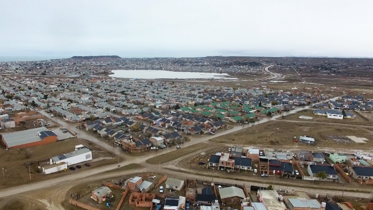 Barrio René Favaloro de Caleta Olivia, donde la extensión de la red de gas natural permitió que nuevas familias accedieran a un servicio esencial.