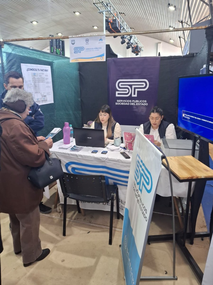 Servicios Públicos acercó atención comercial y asesoramiento a los vecinos de Piedra Buena en el programa “Viva Barrio”