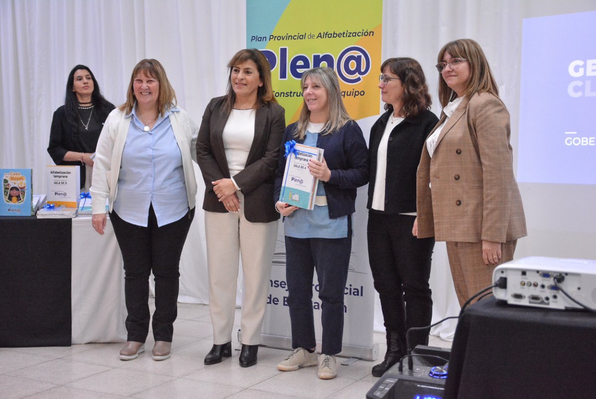 A partir de una alianza estratégica Educación presentó nuevos libros para fortalecer el trabajo docente y el vínculo con las familias