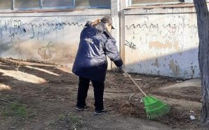 Realizan trabajos de mantenimiento y limpieza en establecimientos educativos de Caleta Olivia 