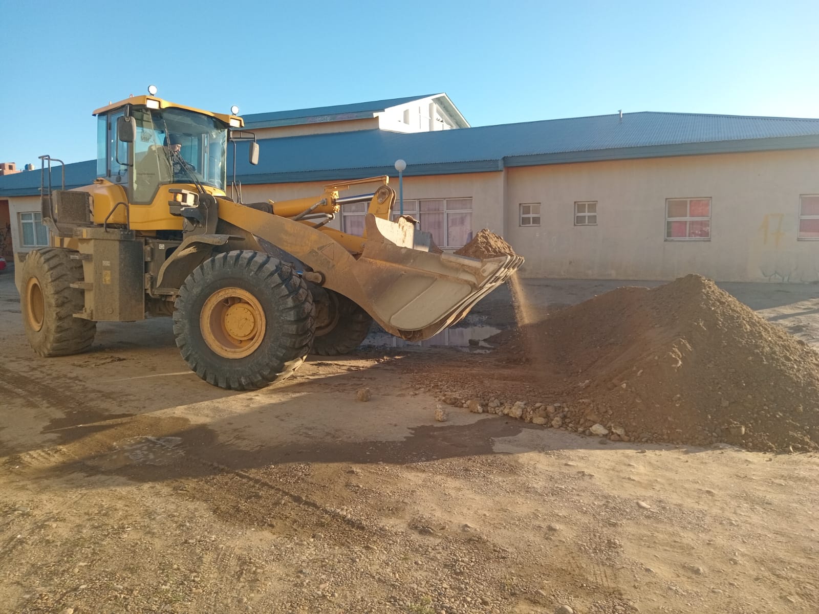 Realizan trabajos de mantenimiento y limpieza en establecimientos educativos de Caleta Olivia