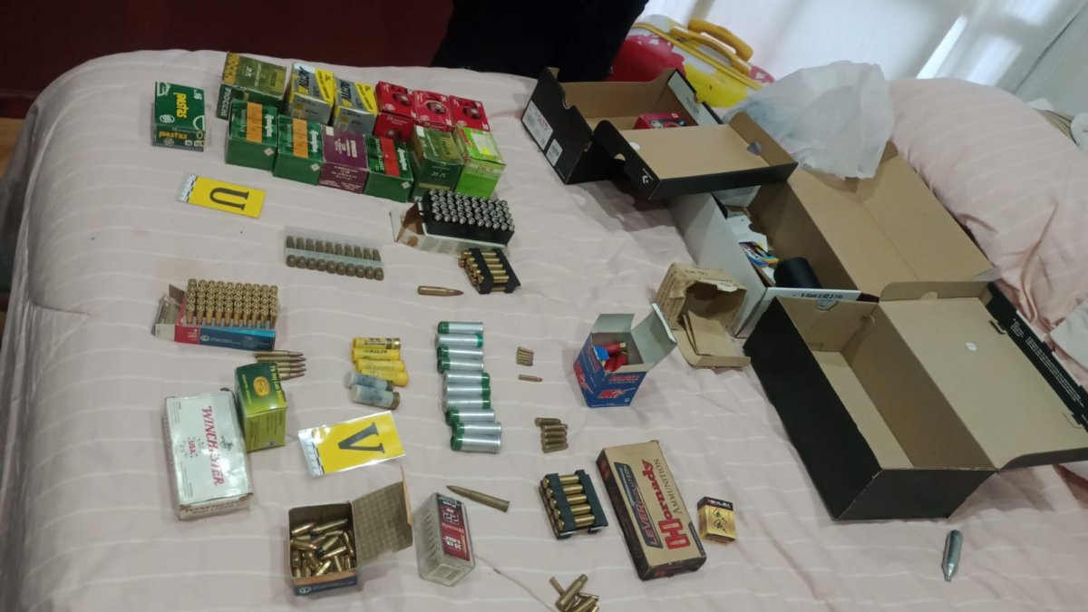 Seguridad secuestró más de 20 armas de fuego y municiones tras un allanamiento en Río Turbio