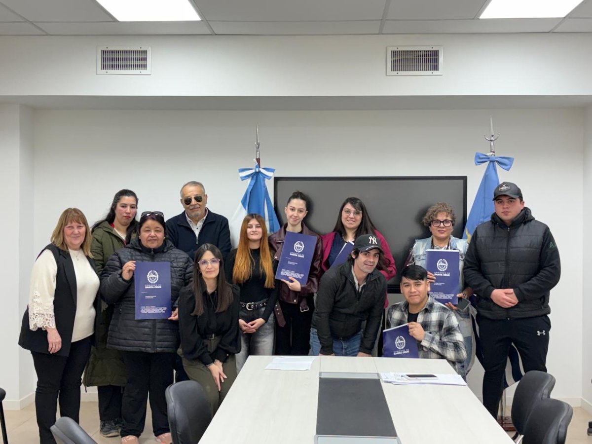 Educación garantiza el servicio de limpieza en escuelas con la entrega de contratos a 15 cooperativas