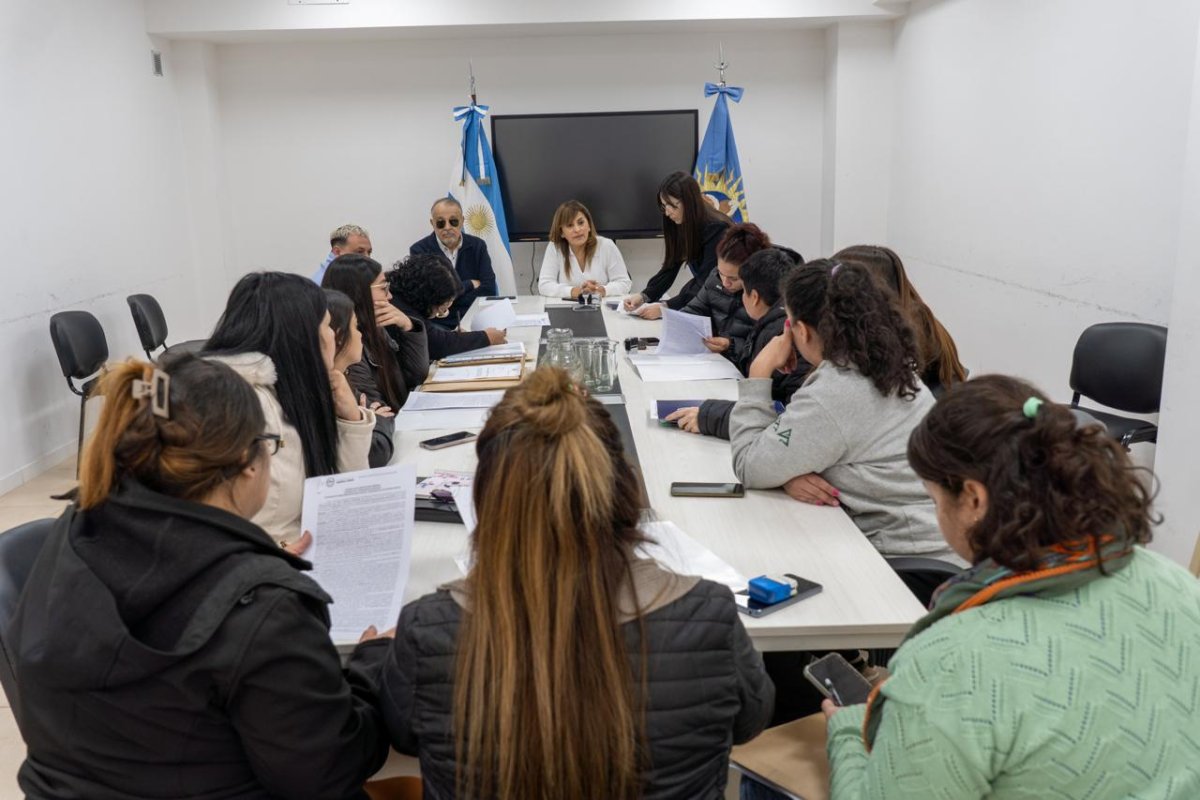 Educación garantiza el servicio de limpieza en escuelas con la entrega de contratos a 15 cooperativas