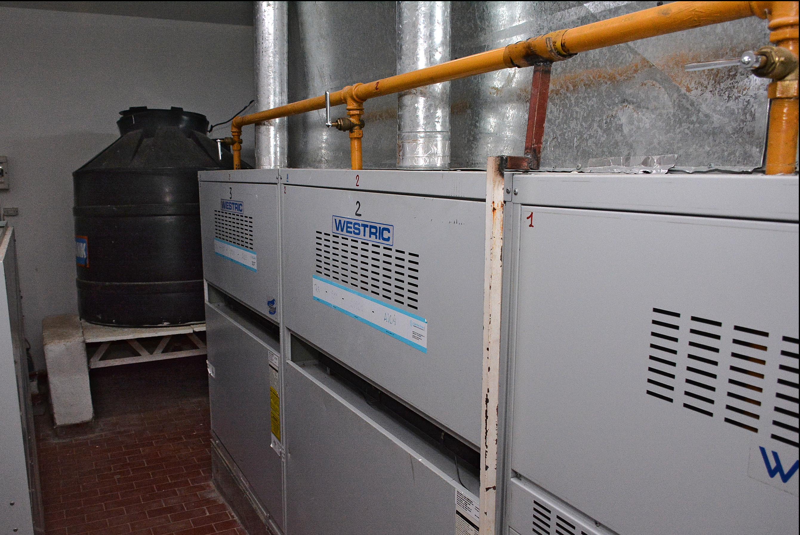 Santa Cruz avanza con obras de calefacción y mejoras eléctricas en establecimientos educativos