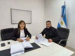 Firmaron convenio para garantizar el servicio de limpieza integral en Koluel Kaike